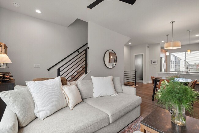 Foto del edificio - Modern Townhome Living in Lakewood – $2,65...