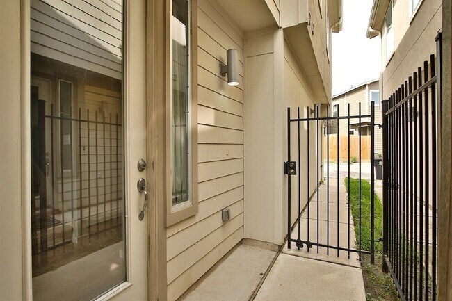 Building Photo - 5413 Lindsay Ln