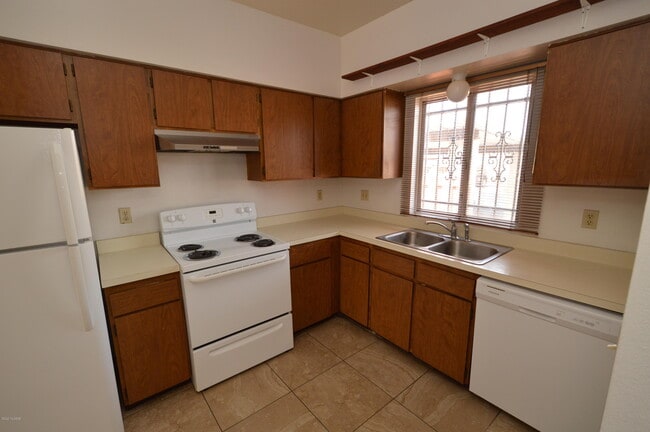 Building Photo - 731 S Pantano Pkwy