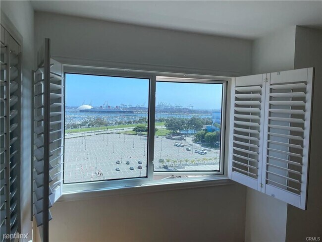 Building Photo - 525 E Seaside Way