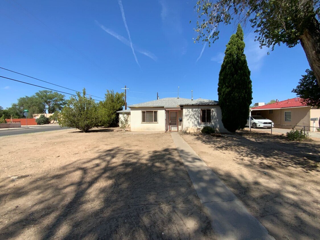 Foto principal - 2 Bedroom Single Story Home Available Near...