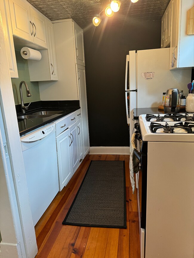 Building Photo - Fully Furnished 3 Bedroom/ 1 Bathroom Home...