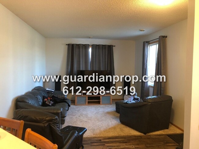 Foto del edificio - End Unit Townhouse Available December 1, O...