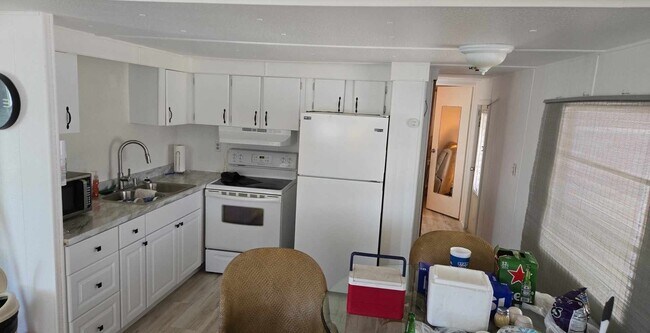 Building Photo - 381 Jacaranda Cir