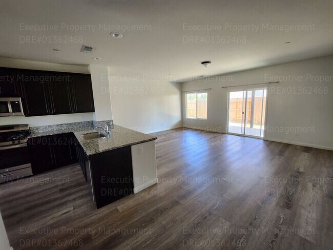 Building Photo - 3 bedroom/ 2 bathroom home located in a cu...