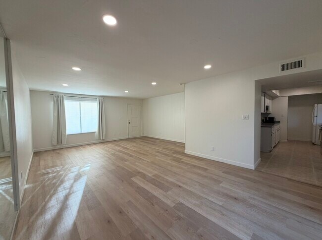 Pasillo de la sala de estar a la cocina/comedor - 4818 S Alder Dr