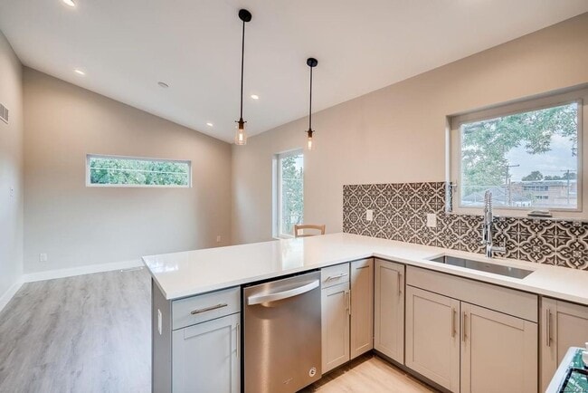 Foto del edificio - Modern 2 Bed/1 Bath in the Heart of Tennyson! AVAILABLE 5/1!