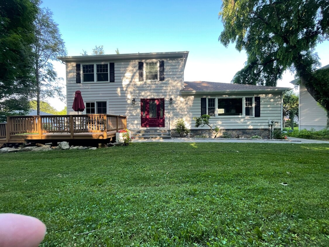 Photo - 20 Coachlamp Ln (Stamford, CT)