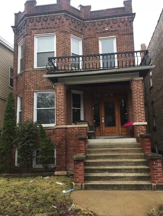 4901 W Hutchinson St Unit 2, Chicago, IL 60641 Apartments in Chicago