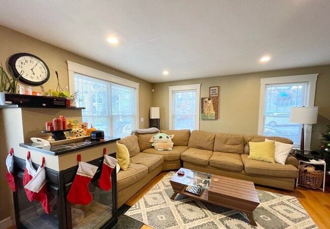 Building Photo - 17 Iroquois St