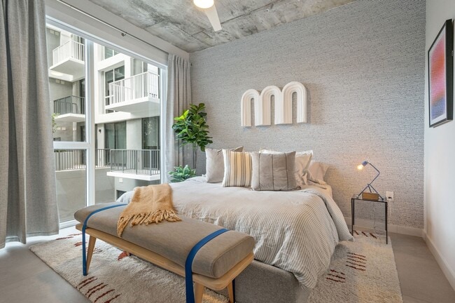 Floor-to-ceiling windows - AMLI Wynwood