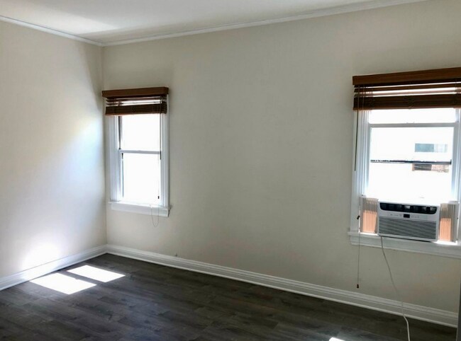 Foto del edificio - 7007 Willoughby Ave