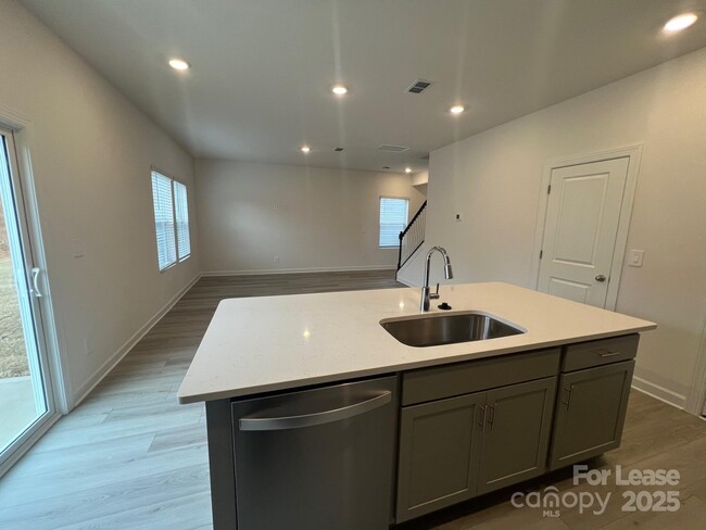 Foto del edificio - 1241 30th St Ln NE