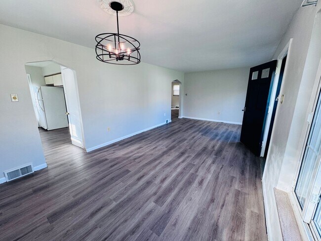 Foto del edificio - Beautiful Three Bedroom with Basement and Garage