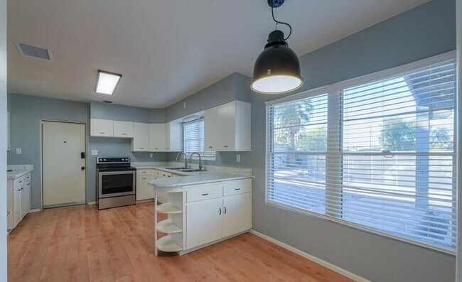 Foto del edificio - 714 E 10th St