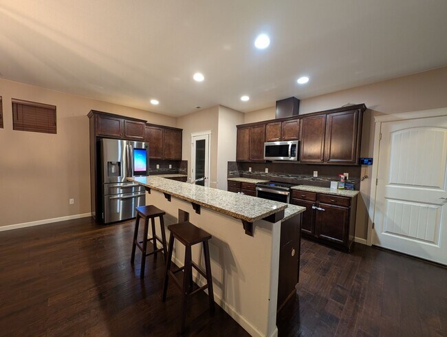 Foto del edificio - Almost 2500 SQ Feet of Space for ALL of your needs! Avail for Rent in Bremerton!