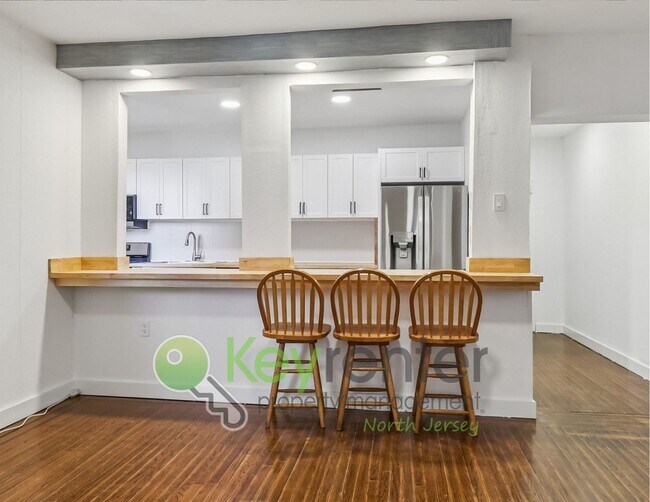 Foto del edificio - Freshly Updated 1-Bedroom Condo Across from Lincoln Park – Jersey City