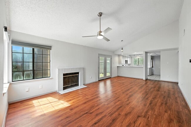 Building Photo - Charming 2/2 Duplex with Carport