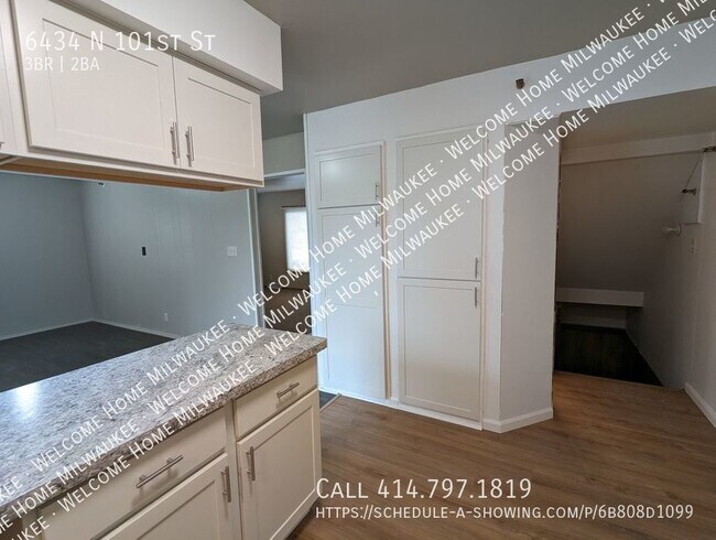 Foto del edificio - 3 Bedroom & 1.5 Bathroom Townhome off of M...