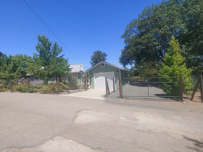 Building Photo - Lakeport location for retn!!