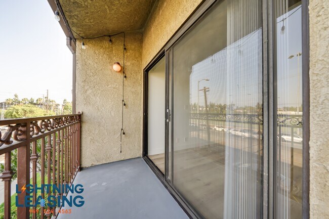 Foto del edificio - 6827 Whitsett Ave