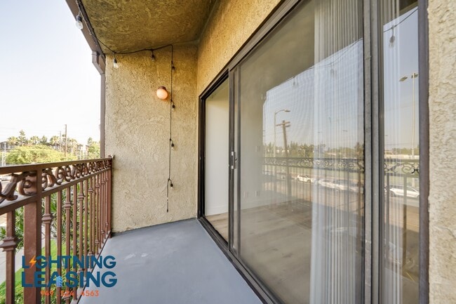 Building Photo - 6827 Whitsett Ave