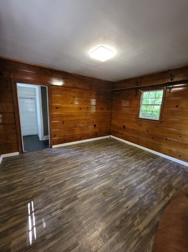 Foto del edificio - 3411 E 5th Pl