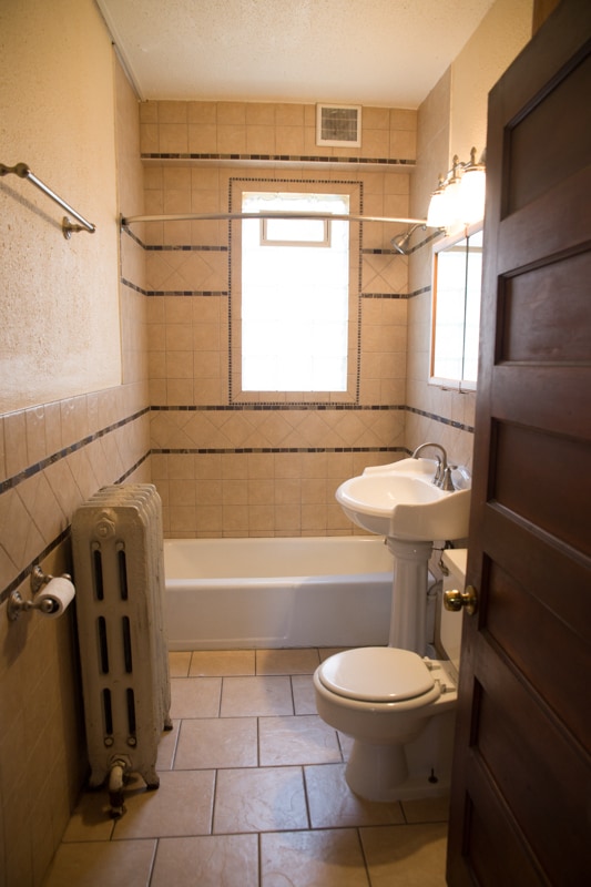 Baño - 1309 E Hennepin Ave