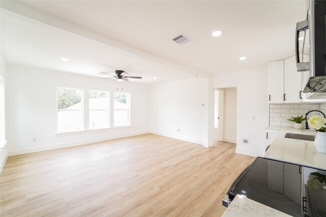 Foto del edificio - 1569 Elliott St