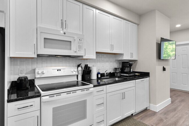 Building Photo - 711 16th St NE