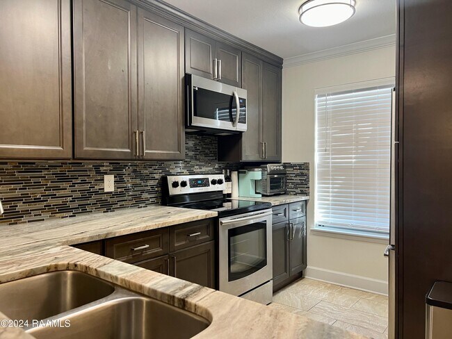 Foto del edificio - 416 Doucet Rd