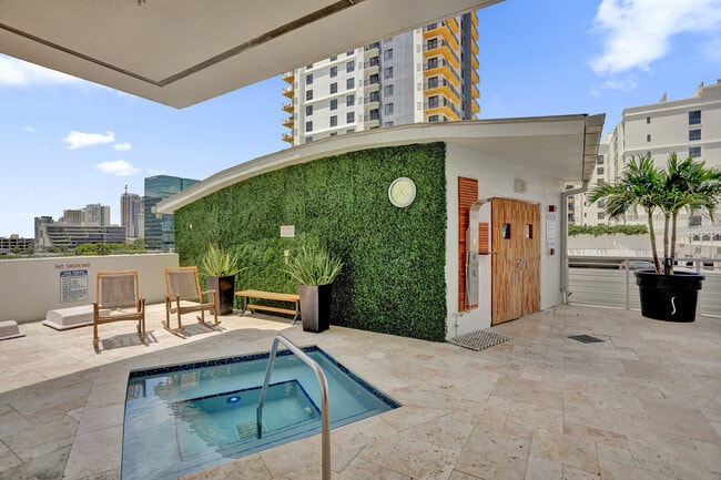 Foto del edificio - 315 NE 3rd Ave