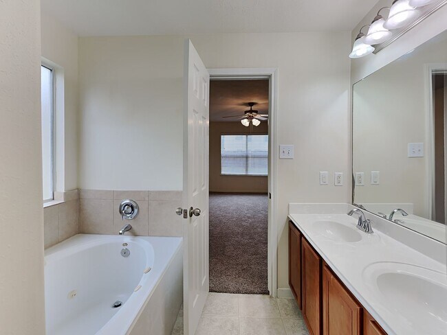 Foto del edificio - 1401 Baychester Ln