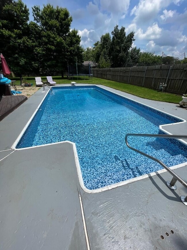 Building Photo - Gorgeous 3 BED, 2 BATH PLUS OFFICE WITH POOL!!!