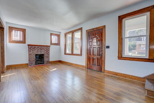 Building Photo - 750 Arbutus Ave SE