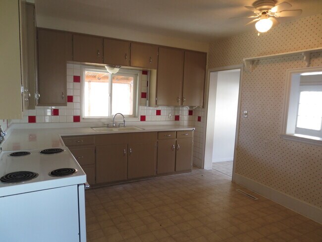 Building Photo - Darling home with detached 1 car garage