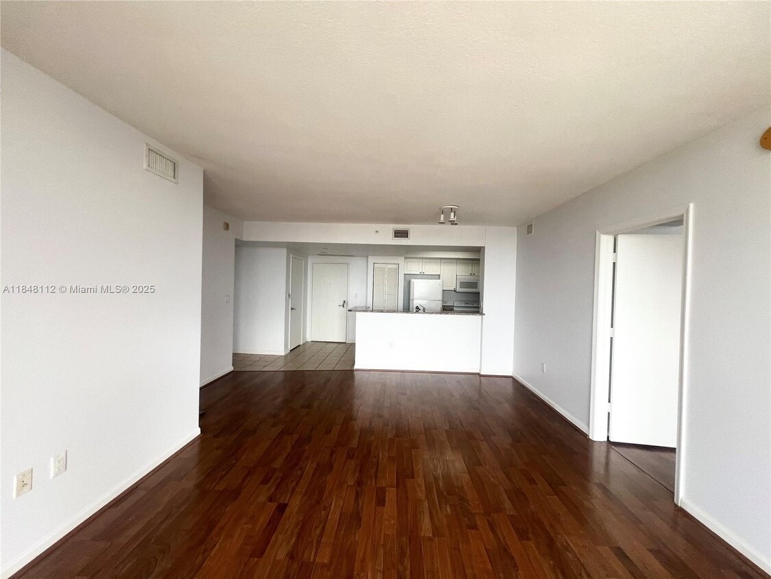 Foto principal - 19501 W Country Club Dr