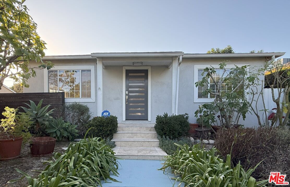 Foto principal - 2939 Oakhurst Ave