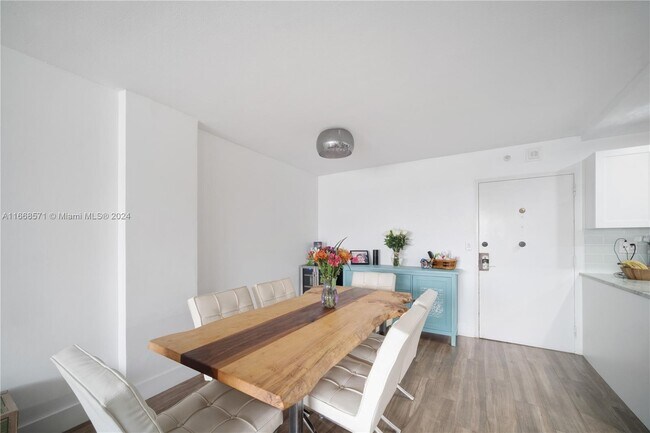 Building Photo - 1450 Brickell Bay Dr