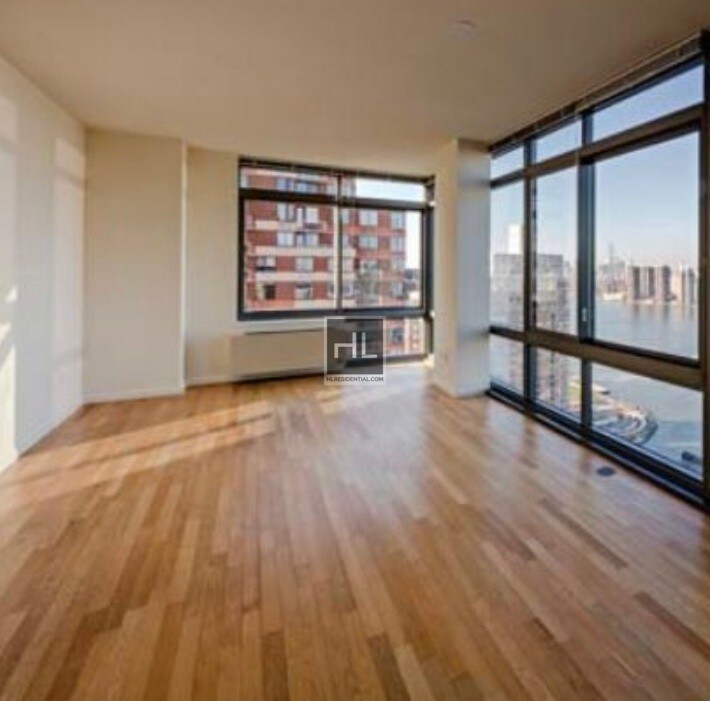 Building Photo - 3 BEDROOM + 2 BATHROOM LUXURY APT