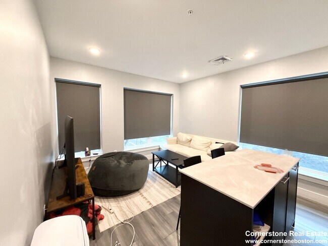 Foto del edificio - South Boston 2 Bed / 2 Bath – W/D in Unit – Garage Parking – Roof Deck – 9/1