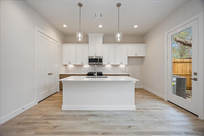 Foto del edificio - 6112 De Campo St