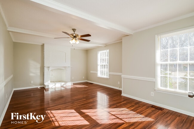 Foto del edificio - 5302 Broadmoor Pl