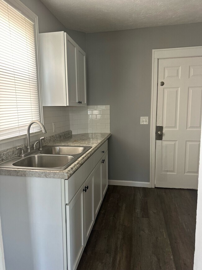 Foto del edificio - 2411 Indiana Way NE