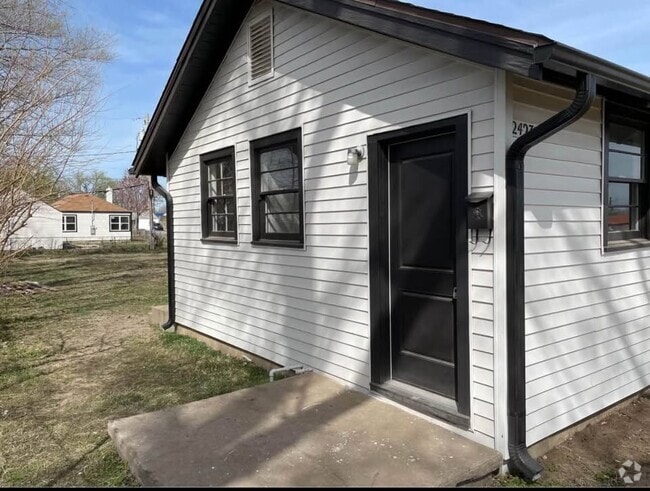 Building Photo - 2423 S Kansas Ave