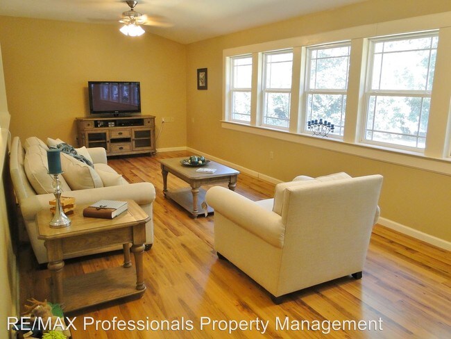 Building Photo - 4 br, 2 bath House - 965 NW Savannah Circle