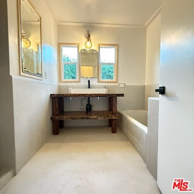 Foto del edificio - 3964 Goodland Pl