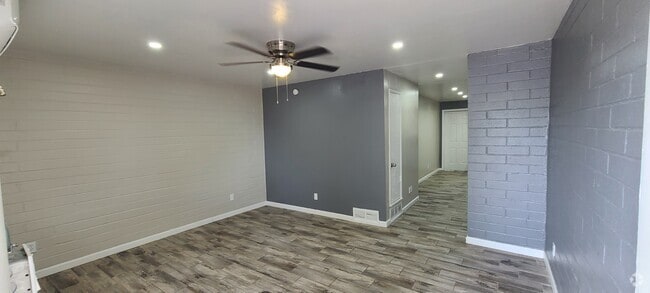 Building Photo - 2332 N Catalina Ave