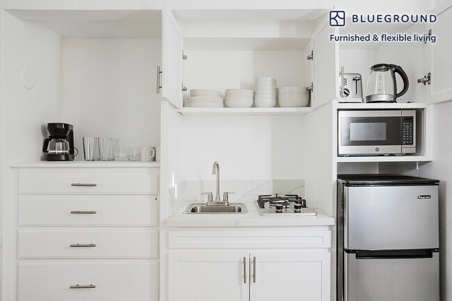 Foto del edificio - 944 Tiverton Ave