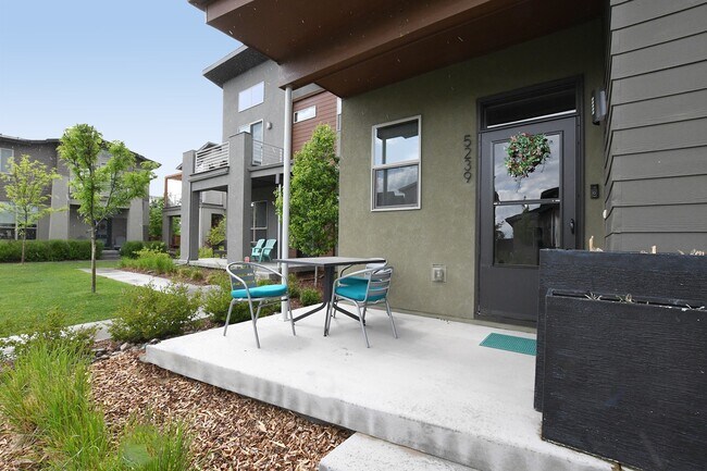 Front Porch - 5239 Beeler St